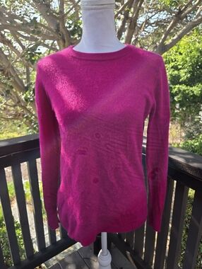 Talbots Classic Womens Cashmere Fuchsia Crewneck Sweater Medium Petite Long Back